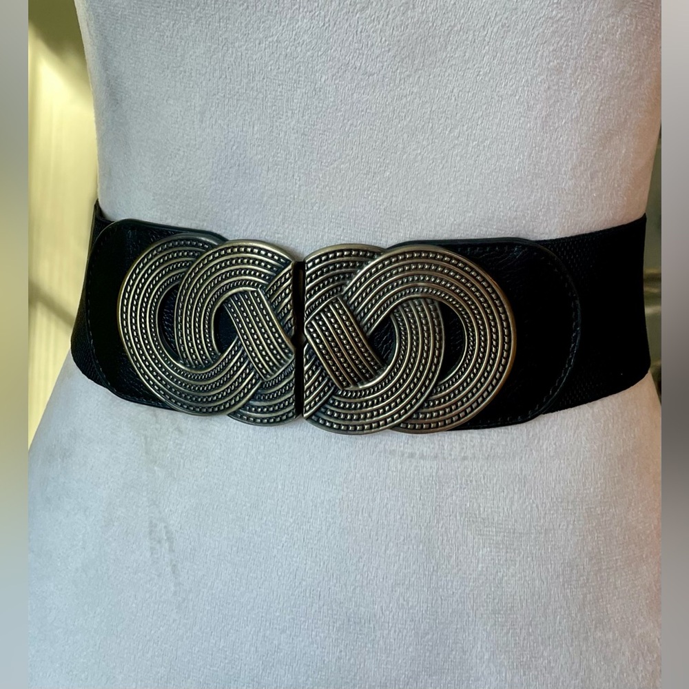 NWOT Elegant Black and Gold Women's Belt Stretches 26-32”